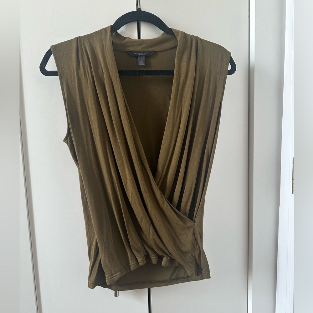 Banana Republic Womens Medium Threadsoft Green Surplice Top Sleeveless Shirt